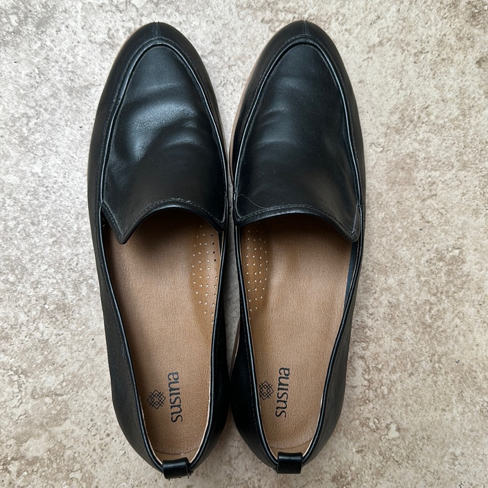 Trendy black loafer